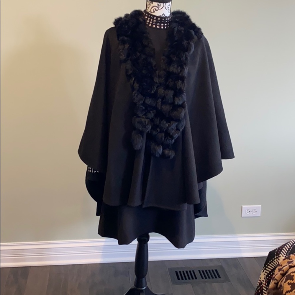 black wool cape w fur collar